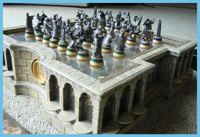 Noble Collection Lord Of The Rings Chess Set
